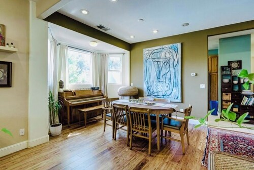 Stylish, Eclectic two bedroom Retreat Near Downtown & Redwood