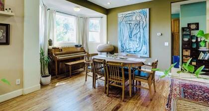 Stylish, Eclectic two bedroom Retreat Near Downtown & Redwood