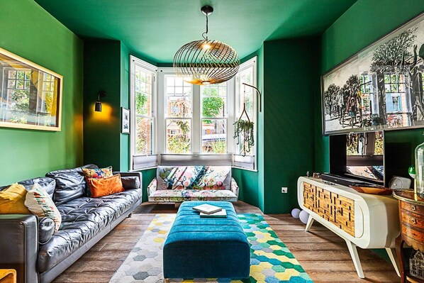 TV, books - Clapton Home with Stunning Garden (London)