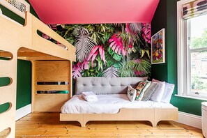 4 habitaciones, escritorio y tabla de planchar con plancha