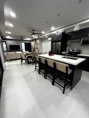 Mikrobølgeovn, ovn, kokeplater og oppvaskmaskin