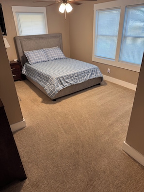 4 habitaciones, tabla de planchar con plancha, wifi y ropa de cama