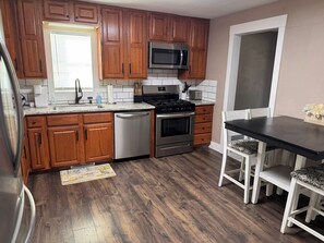 Microwave, oven, stovetop, dishwasher - Maverick House
4 Bedroom House in Siloam Springs (Siloam Springs)