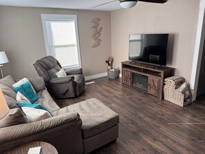 Smart TV, fireplace - Maverick House
4 Bedroom House in Siloam Springs (Siloam Springs)