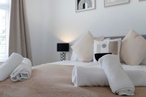 2 bedrooms, internet, bed sheets