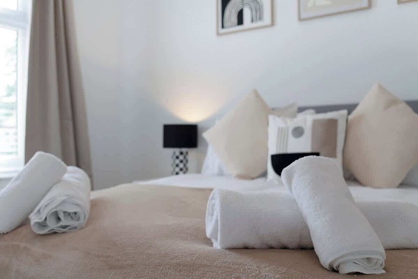Featuring a comfortable double bed and generous storage facilities, this well-presented room offers a balance of comfort and functionality. It's a welcoming space to relax at the end of the day and make yourself completely at home.
