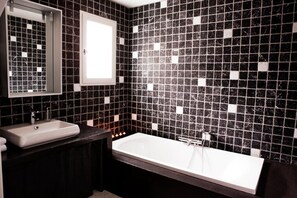 Shower, hair dryer, bidet, towels