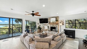 Een televisie, een dvd-speler en een kantoor