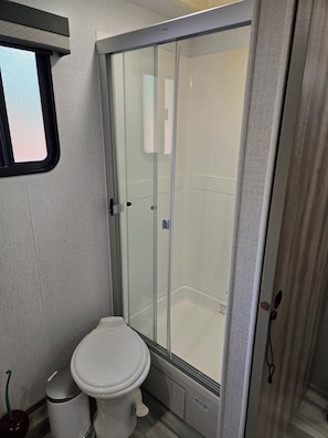 Dusche, Handtücher, Seife, Toilettenpapier