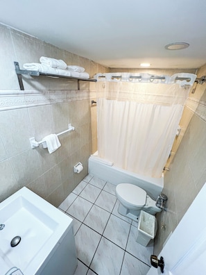 Shower, hair dryer, towels, soap - Shine Suites Studio 8 (Miami Beach)