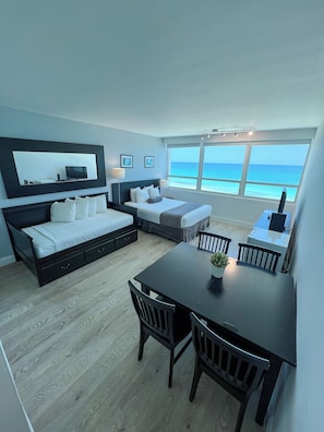 1 dormitorio, tabla de planchar con plancha, wifi y ropa de cama