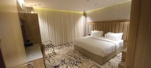 Deluxe Suite | Egyptian cotton sheets, premium bedding, pillowtop beds, in-room safe -  Hyatt Town 2 (Umluj)