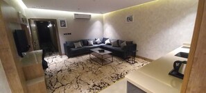 Suite Deluxe | Zona de estar | Smart TV de 50 pulgadas con canales por satélite