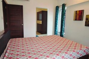 2 bedrooms, iron/ironing board, WiFi