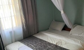 1 dormitori, planxa i posts de planxar, wifi i roba de llit