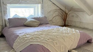 1 bedroom, bed sheets