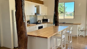 Fridge, microwave, oven, toaster - Breathe Holiday Retreat - 107 Nettle Hill Rd, Hind (Hindmarsh Valley)