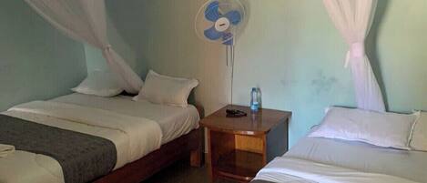 1 habitación, tabla de planchar con plancha, wifi y ropa de cama