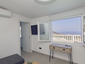 TV - Cubo's La Santa Maria Mijas Pool & Sea View / urban / community pool / terrace / free Wi-Fi (Mijas Pueblo)