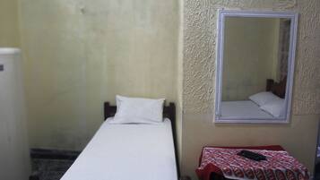 Quarto standard, várias camas | Wi-Fi de cortesia, roupa de cama