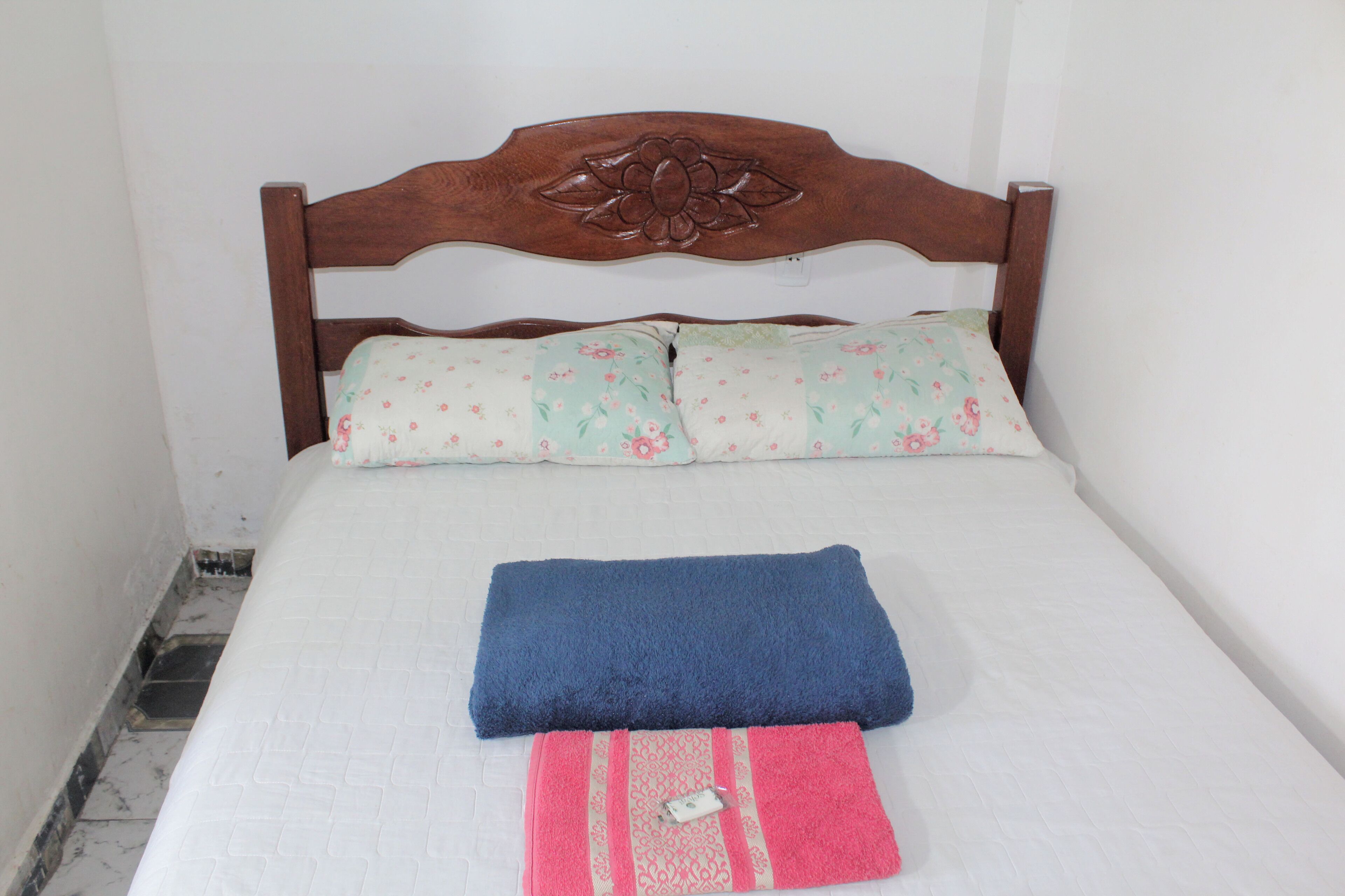 Quarto standard, várias camas | Wi-Fi de cortesia, roupa de cama