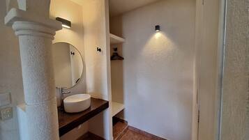 Deluxe-Zimmer, 1 King-Bett | Badezimmer | Dusche, kostenlose Toilettenartikel, Handtücher, Seife