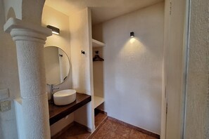 Ducha, artículos de tocador gratuitos, toallas, jabón