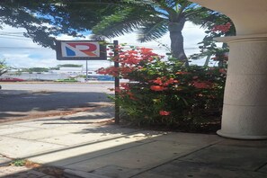 A parking sign with a 'P' and 'R' indicating parking and a restaurant. - Hotel Rolovi Cancun (Cancun)