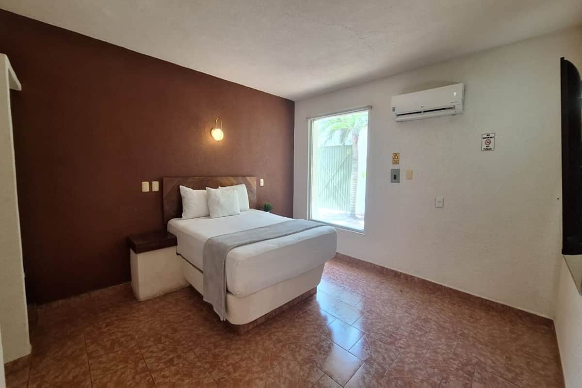 Escritorio, wifi gratis y ropa de cama