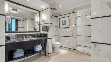 Douche, baignoire Ă jets, sĂšche-cheveux, serviettes fournies