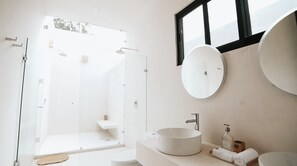 Secadora de cabello, toallas, jabón, papel de baño 