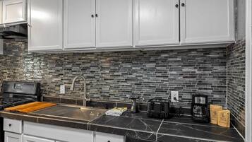 Køleskab, mikrobølgeovn, ovn, kogeplade