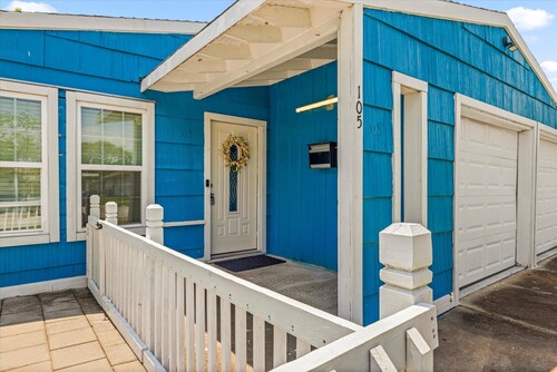 Island Bungalow Near Beach & UTMB w/ EV Charger