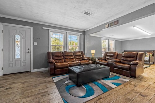 Island Bungalow Near Beach & UTMB w/ EV Charger