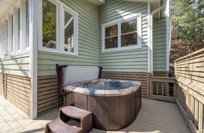 Outdoor spa tub - River front,hot tub,outdoor shower,bunk room,ROCK BEACH! (Ellijay)