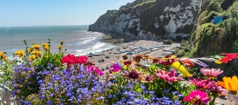 Rooftop Hideaway - Central Coastal Flat. With stunning Sea Views