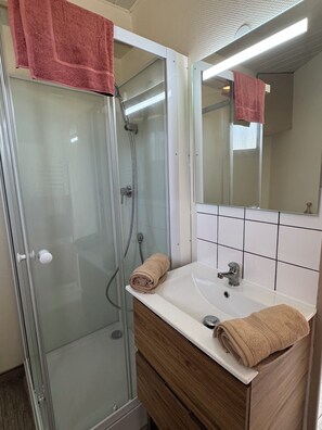 提供毛巾、番梘、廁紙