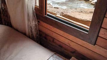 Habitación triple estándar | Espacio para trabajar con un portátil, wifi gratis, ropa de cama