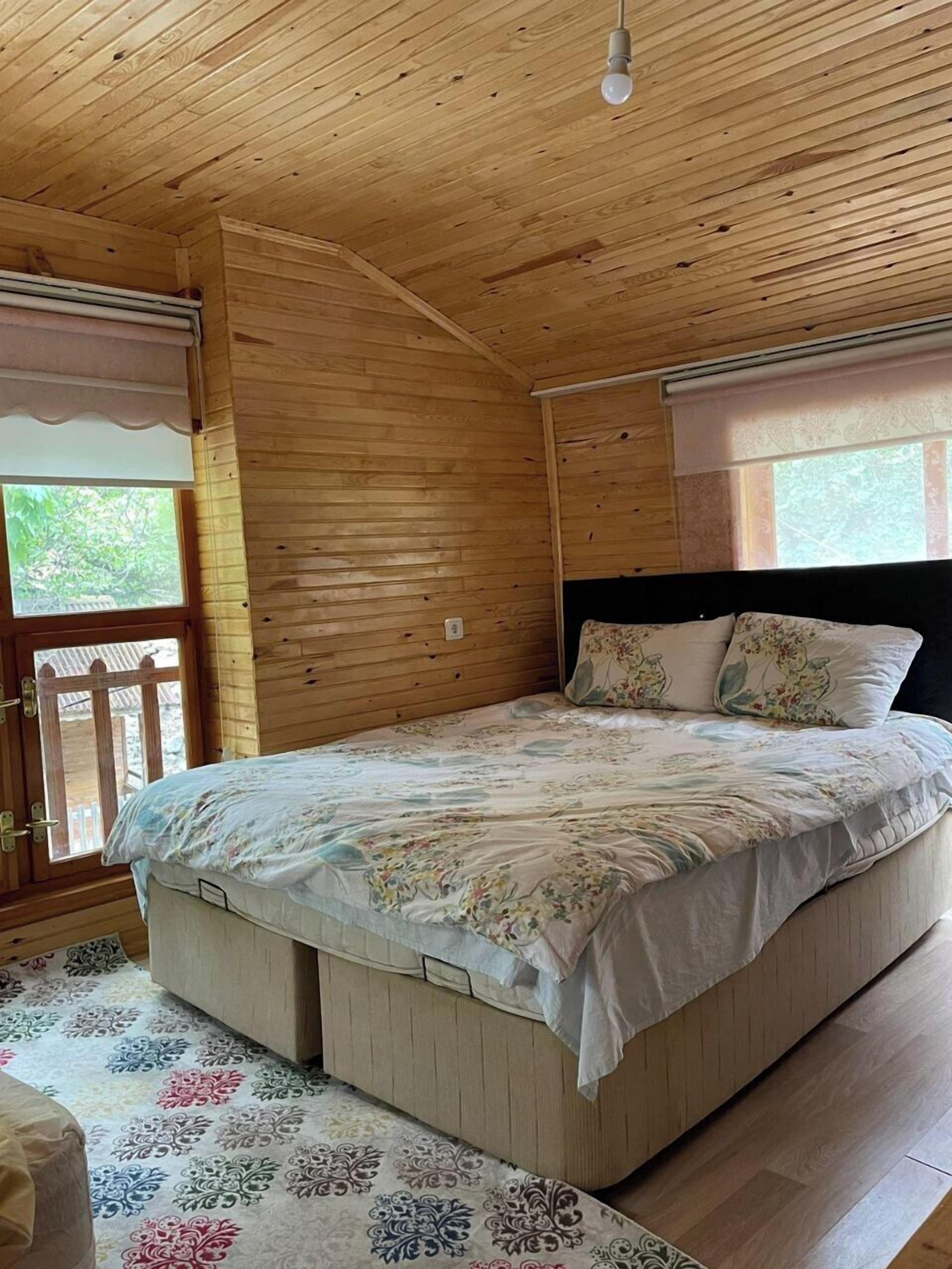 Bungalow, balcón, vista al río | Espacio para trabajar con laptop, wifi gratis y ropa de cama 