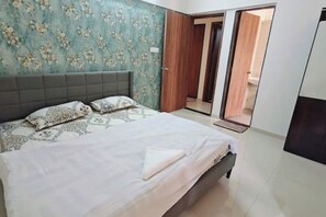 3 chambres, fer et planche à repasser, Wi-Fi, draps fournis