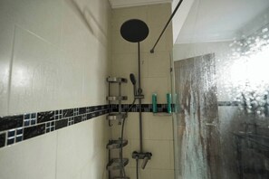 Doccia, asciugamani, sapone, carta igienica