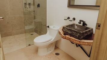 Ducha, toallas, jabón y papel higiénico