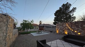Outdoor dining - Central location, King Bed with Large Pet Friendly yard (El Paso)