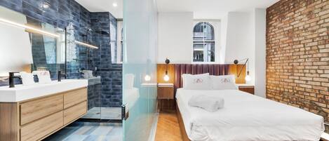 5 bedrooms, in-room safe, WiFi, bed sheets