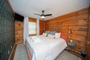 5 bedrooms, desk, travel crib, free WiFi