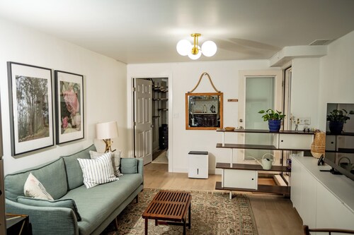 3 bedroom / 1 bathroom FULLY FURNISHED apartment in the Excelsior neighborhood.