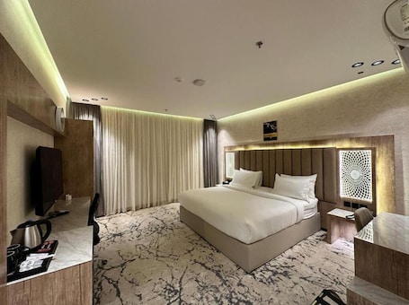 Egyptian cotton sheets, premium bedding, pillow-top beds, in-room safe. Hyatt Town 3