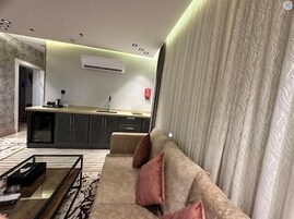 Deluxe Room | Living area | Smart TV, computer monitors, printers