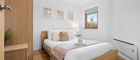 2 bedrooms, iron/ironing board, WiFi