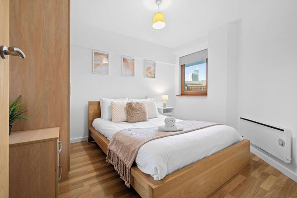 2 bedrooms, iron/ironing board, WiFi